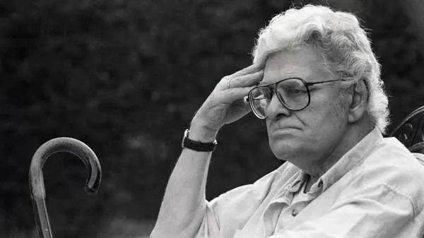 شعر سپید چیست و چگونه احمد شاملو آن را به اوج رساند؟