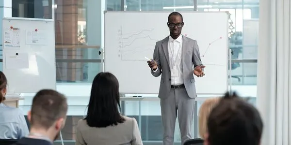 ۷ کتاب طلایی که شما را از یک فرد معمولی به سخنران حرفه‌ای تبدیل می‌کند